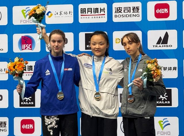 메달을 목에 걸고 환하게 웃고 있는 노스페이스 애슬리트팀 서채현 선수(가운데) . 노스페이스 제공