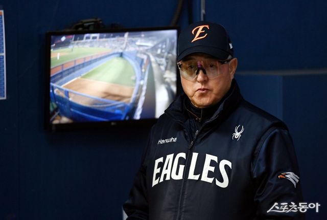 한화 김경문 감독은 내달 7일까지의 9연전을 대비한 임시 선발투수를 29일엔 공개하지 않았다. 김 감독은 “1일에 비 소식이 있더라. 하늘이 도와줘서 비가 오면 좋은 것”이라며 내심 휴식일을 기대했다. 현재 선발진을 지금 정해진 순서대로 그대로 활용한다는 계획을 밝혔다. 스포츠동아DB