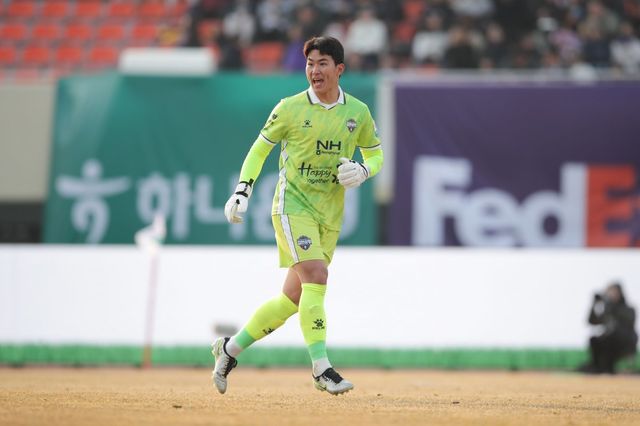 김천 골키퍼 김동헌은 6월 17일 전역을 앞둔 ‘말년병장’이지만 올해 세운 목표들을 이루고자 연일 구슬땀을 흘리고 있다. A대표팀 발탁을 이뤄낸 기세를 이어가, 김천의 2시즌 연속 파이널A 진입과 인천의 K리그1 승격까지 이뤄내겠다는 의지다. 사진제공｜한국프로축구연맹