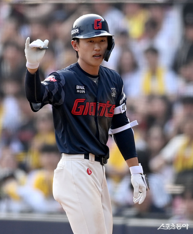 23일 서울 잠실야구장에서 ‘2025 신한은행 SOL뱅크 KBO리그’ 롯데 자이언츠와 LG 트윈스 경기가 열렸다. 8회초 1사 만루 롯데 전민재가 1타점 적시타를 치고 1루에서 기뻐하고 있다. 잠실｜김종원 기자 won@donga.com