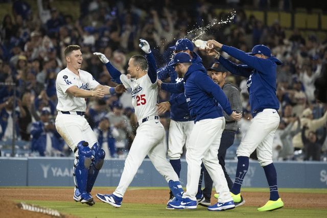 다저스 토미 에드먼(왼쪽 2번째)이 29일(한국시간) 다저스타디움에서 열린 마이애미전 연장 10회말 1사 2·3루서 끝내기 안타를 친 뒤 동료들의 축하를 받고 있다. LA(미 캘리포니아주)｜AP뉴시스