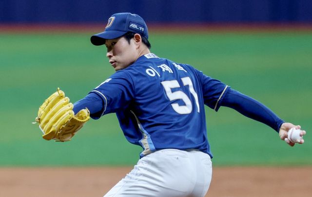 NC 이재학이 팔꿈치 통증으로 수술대에 오른다. 30일 서울에서 오른쪽 팔꿈치 내측 측부인대 재건술을 받을 예정이다. 뉴시스