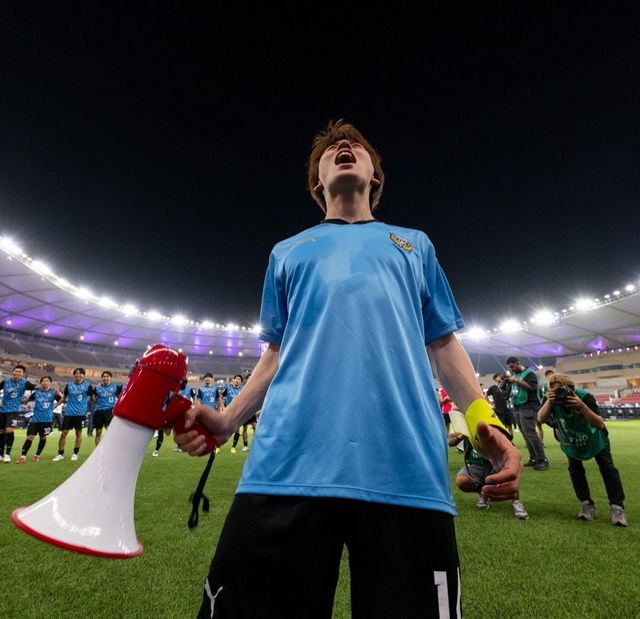 가와사키 선수들이 28일(한국시간) 사우디아라비아 제다에서 열린 ACLE 8강전에서 알사드를 연장접전 끝에 꺾은 뒤 400여명의 원정팬들 앞에서 승리의 세리머니를 하고 있다. 사진출처｜가와사키 프론탈레 SNS