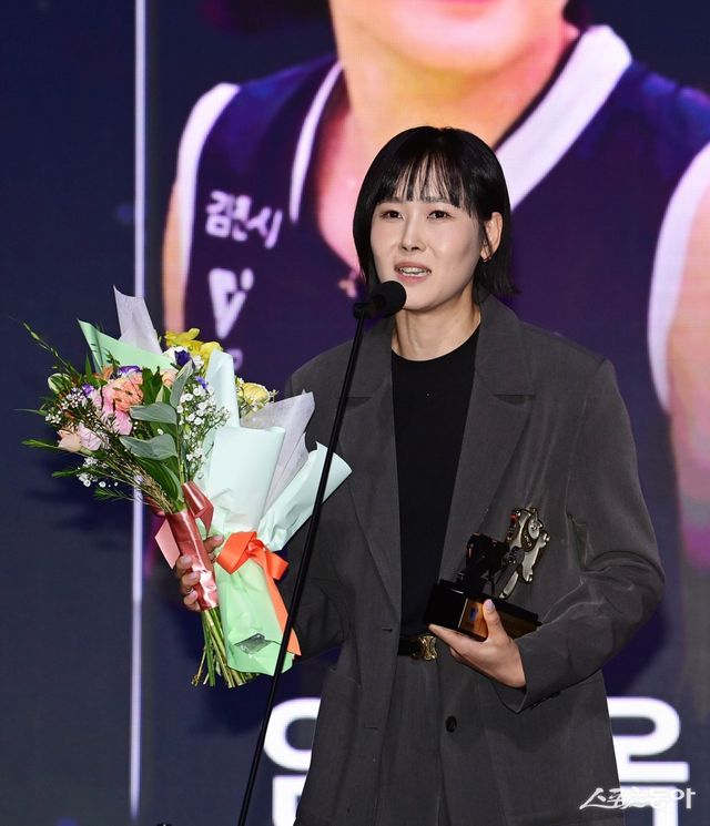 V리그 최고의 리베로 임명옥이 14일 열린 ‘도드람 2024-2025 V-리그’ 정규리그 시상식에서 20주년 역대 여자부 베스트7에 선정된 뒤 소감을 밝히고 있다. 주현희 기자 teth1147@donga.com