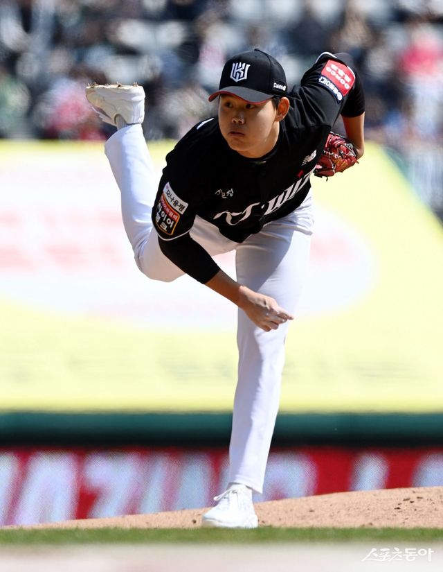 KT 소형준은 올 시즌 ERA 2위(1.16)를 질주 중이다. 1위 제임스 네일(KIA·1.05)과 격차도 크지 않다. ERA 부문 톱5에 올라있는 국내투수 3명 중 가장 기록이 좋다. 스포츠동아 DB