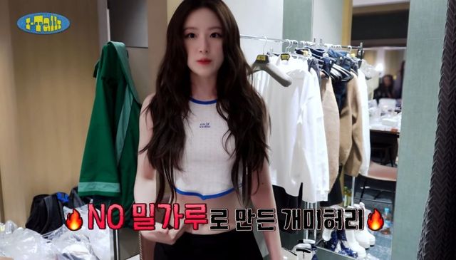 슈화는 리허설이 끝난 후 ‘NO 밀가루로 만든 개미허리!’라 말하며 탄탄하게 관리된 허리 라인을 공개했다. 사진제공|(여자)아이들 Official YouTube Channel