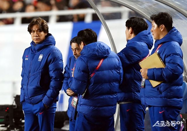 운명의 6월 A매치 2연전을 앞둔 축구대표팀은 제각각인 유럽파의 컨디션과 임시 훈련장 확보, 이라크 원정에 대비한 선수단 이원화 등 많은 과제를 안고 있다. 홍명보 감독(왼쪽)을 비롯한 대표팀 코칭스태프가 3월 25일 수원월드컵경기장에서 열린 요르단과 북중미월드컵 아시아 최종예선 홈 8차전을 지휘하고 있다. 스포츠동아DB