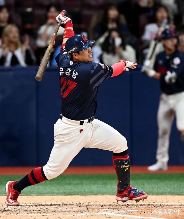 롯데 유강남이 29일 고척스카이돔에서 열린 키움과 원정경기 4회초 2사 후 중전안타를 날리고 있다. 유강남은 공·수에서 맹활약하며 팀의 연패를 또 한번 막아냈다. 고척｜김민성 기자 marineboy@donga.com