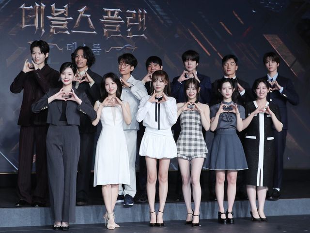 모델 최현준, 보드게임 유튜버 티노, 박상연, 이세돌 전 프로바둑기사, 가수 규현, 세븐하이, 정현규, 손은유, 김하린, 츄, 윤소희, 강지영, 이승현(뒷줄 왼쪽부터 시계방향)이 29일 서울 마포구 마포동 호텔나루서울엠갤러리에서 열린 넷플릭스 ‘데블스 플랜 : 데스룸’ 제작발표회에서 포즈를 취하고 있다. 주현희 기자 teth1147@donga.com