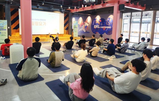 2025년 상반기 toto 힐링데이 참가자들이 힐링 요가 프로그램을 하고 있다.
