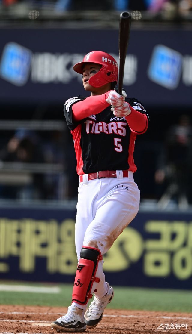 KIA 김도영은 부상 복귀 후 꾸준히 3번 타자로 나서고 있다. 나성범의 종아리 부상으로 감소한 타선의 화력을 새롭게 높여야 하는 과제를 당장 떠안았다. 지난해와 마찬가지로 최형우와 함께 중심 타선을 이끌 전망이다. 스포츠동아DB