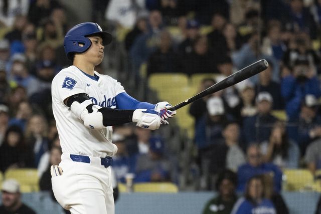 다저스 오타니 쇼헤이가 29일(한국시간) 다저스타디움에서 열린 마이애미전 도중 타석에서 방망이를 응시하고 있다. LA(미 캘리포니아주)｜AP뉴시스