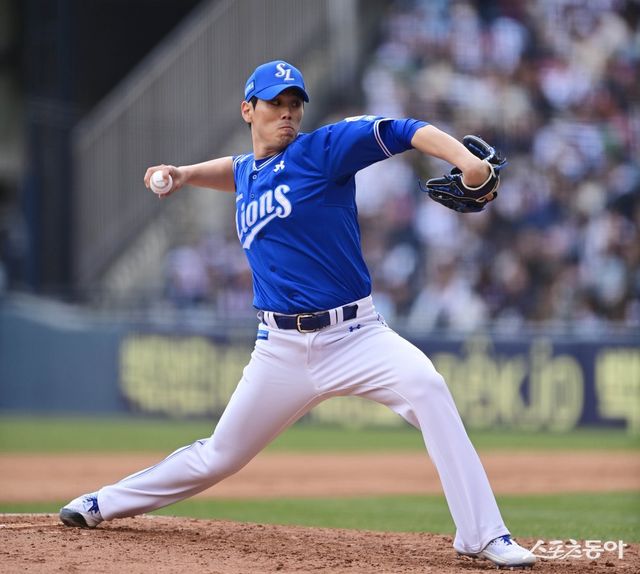 30일 서울 잠실야구장에서 열린 ‘2025 신한 SOL Bank KBO리그’ 삼성 라이온즈와 두산 베어스의 경기에서 9회말 삼성 김재윤이 교체로 마운드에 올라 역투하는 모습. 김재윤은 시즌 초반부터 시속 146㎞ 이상의 빠른 공을 던지며 전력을 다해 공을 던지고 있다. 잠실 ｜ 주현희 기자 teth1147@donga.com