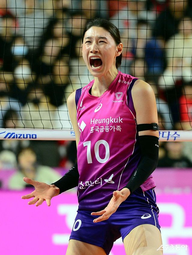 V리그는 ‘포스트 김연경’ 시대에 대비해야 한다. 흥국생명 김연경이 2일 인천삼산월드체육관에서 열린 정관장과 V리그 여자부 챔피언 결정 2차전 도중 득점한 뒤 포효하고 있다. 인천｜김민성 기자 marineboy@donga.com