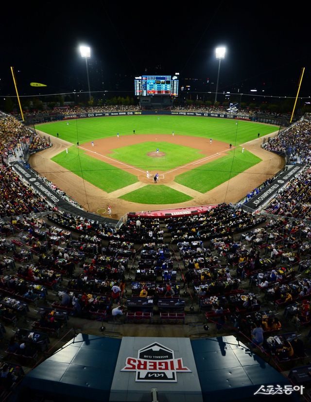 KIA는 지난달 31일부터 1일까지 이틀간 광주-기아챔피언스필드 안전 점검을 실시했다. 본사인 기아의 안전 환경 센터와 광주 공장 안전 담당 직원들도 참여한 대대적인 점검이었다. 사진은 지난해 10월 삼성과 한국시리즈 1차전이 열렸던 광주-기아챔피언스필드의 전경. 스포츠동아DB