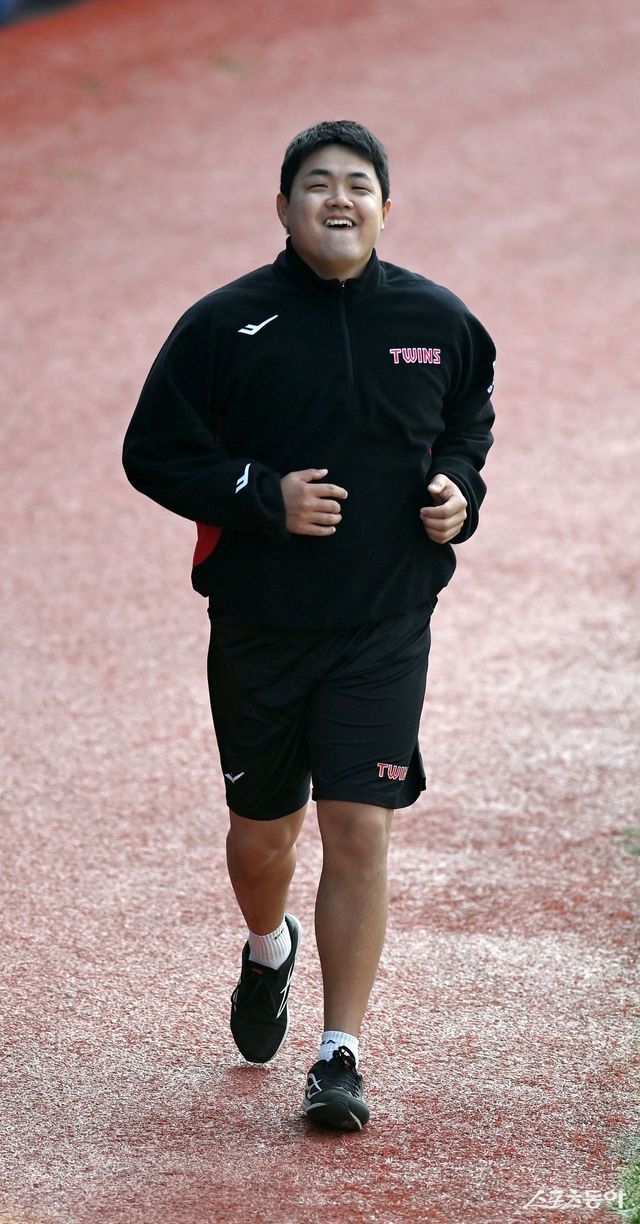 LG 장현식이&nbsp;3일 수원 KT전을 앞두고 1군 선수단이 있는 수원케이티위즈파크로 합류해 러닝 훈련을 하고 있다. 수원｜김종원 기자 won@donga.com