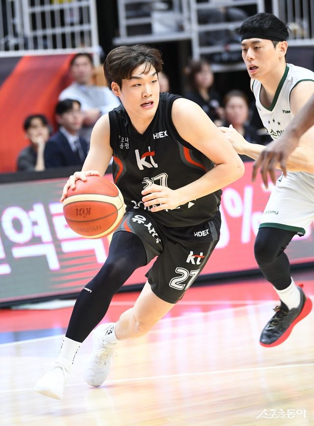 KT 박성재(왼쪽)는 지난해 신인드래프트에서 2라운드에 선발됐지만 좋은 기량으로 신인왕 후보에 등극했다. 사진제공｜KBL