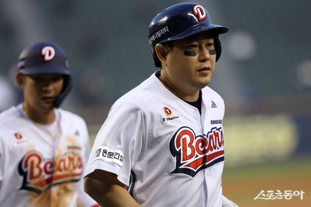 두산 양의지(오른쪽)가 3일 잠실구장에서 열린 키움전에서 올 시즌 첫 홈런을 결승포로 장식하며 팀의 6-1 승리를 이끌었다. 양의지의 활약에 힘입은 두산은 올 시즌 첫 연승에 성공했다. 사진제공｜두산 베어스