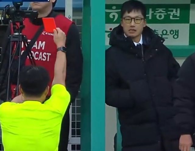 이정효 광주 감독(오른쪽)이 지난달 29일 대전월드컵경기장에서 열린 대전하나와 원정경기 후반 추가시간 물병을 걷어찬 뒤 주심에게 퇴장 명령을 받고 있다. 사진출처｜쿠팡플레이 중계화면 캡처