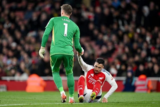 아스널 공격수 가브리엘 마르티넬리(아래)가 2일(한국시간) 풀럼과 홈경기 도중 상대 골키퍼 베른트 레노의 손을 잡고 일어서려 하고 있다. 사진출처｜아스널 홈페이지