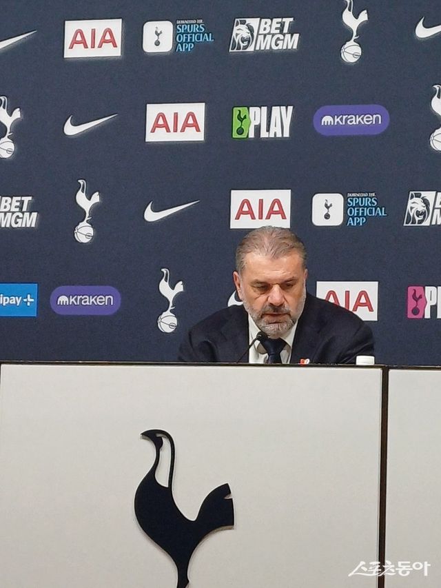 경질 압박을 받고 있는 토트넘의 엔제 포스테코글루 감독의 표정이 어둡다. 스포츠동아DB