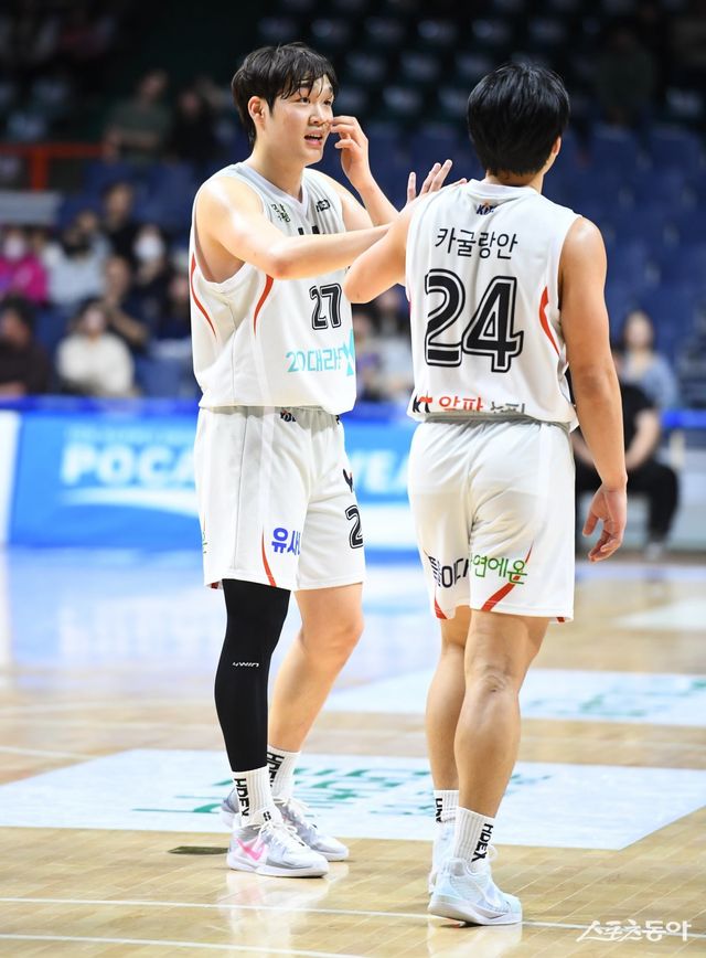 KT 박성재(왼쪽)와 조엘 카굴랑안이 경기 도중 하이파이브하고 있다. 둘은 이번 시즌 신인왕을 놓고 내부 경쟁을 펼치고 있다. 사진제공｜KBL