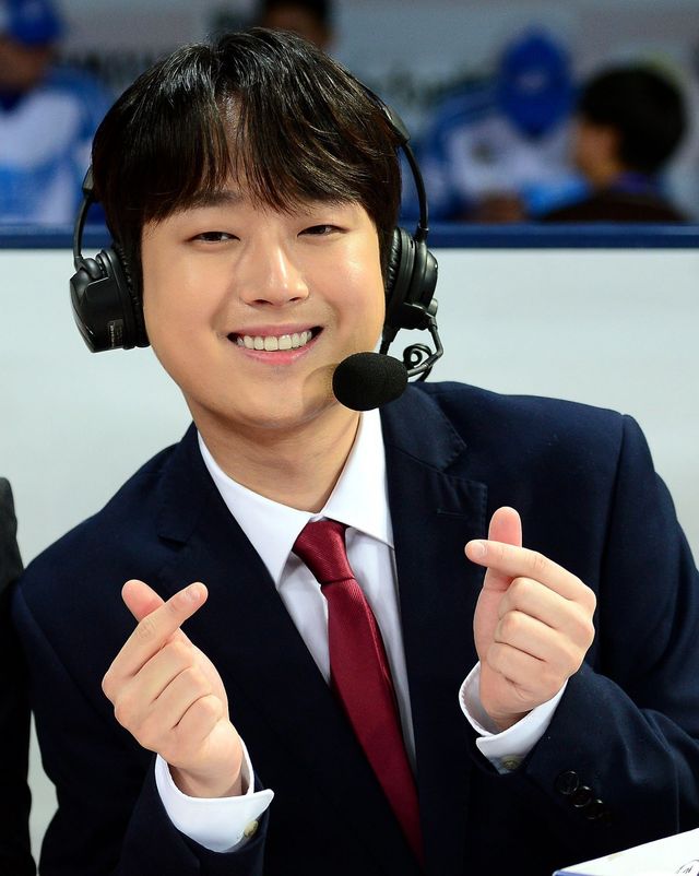 26일 서울 고척스카이돔에서 ‘2023 희망더하기 자선야구대회’가 열렸다. 이찬원 해설위원이 카메라를 향해 포즈를 취하고 있다. 고척 | 김민성 기자 marineboy@donga.com