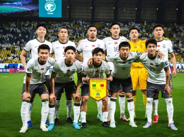 중국축구대표팀이 지난달 21일(한국시간) 사우디아라비아와의 2026북중미월드컵 최종예선 원정경기를 앞두고 포즈를 취하고 있다. 사진출처｜CFA