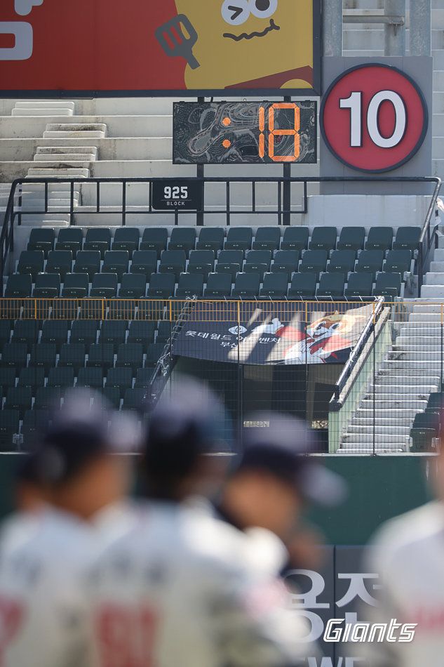 올 시즌 KBO리그가 연장전을 포함한 평균 경기시간을 크게 단축하고 있다. 1998년 이후 27년 만의 2시간대도 기대할 만하다. 사직구장 전광판 아래 설치된 피치클록. 사진제공｜롯데 자이언츠