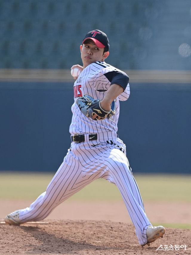 LG 김영우는 직구 최고 구속 157㎞로 올해 신인선수 중 가장 빠른 공을 던졌다. 염경엽 LG 감독은 그 이상도 기대하고 있다. 잠실｜주현희 기자 teth1147@donga.com