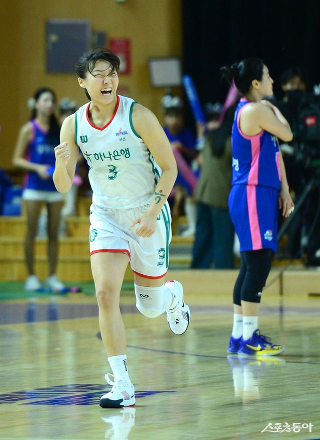 하나은행 정예림이 FA 1호 계약자가 됐다. 3일 하나은행과 계약기간 3년, 보수총액 2억 원에 계약했다. 스포츠동아DB