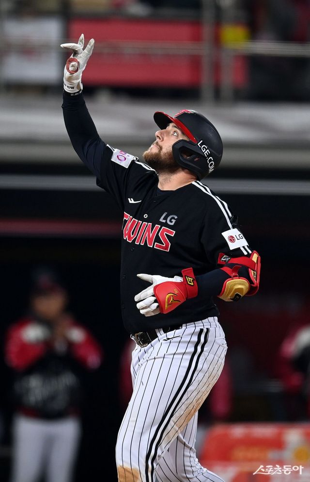 LG 외국인타자 오스틴 딘이 3일 수원KT위즈파크에서 열린 KT와 원정경기 5회초 1사 후 중월 1점홈런을 터트린 뒤 세리머니를 펼치고 있다. 오스틴은 이날 경기까지 4연속경기 홈런으로 구단 역대 최다 타이기록을 수립했다. 수원｜김종원 기자 won@donga.com