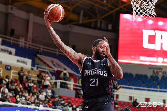 현대모비스 숀 롱이 3일 울산동천체육관에서 열린 KT와 홈경기 도중 리바운드를 잡고 있다. 현대모비스는 외국인선수 롱과 게이지 프림의 맹활약에 힘입어 KT를 91-71로 꺾었다. 사진제공｜KBL