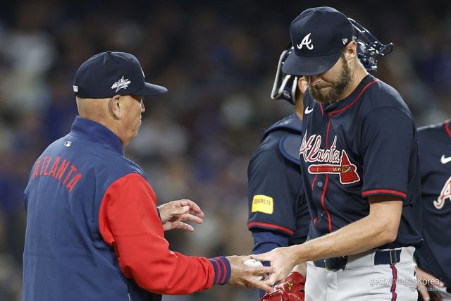 브라이언 스니커 애틀란타 브레이브스 감독-크리스 세일. 사진=게티이미지코리아