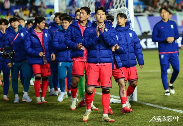 주장 손흥민(7번)을 비롯한 축구국가대표팀 선수들이 지난달 25일 수원월드컵경기장에서 열린 요르단과 2026북중미월드컵 아시아 최종예선 홈경기를 마친 뒤 그라운드를 돌며 팬들에게 감사 인사를 전하고 있다. 수원｜김민성 기자 marineboy@donga.com