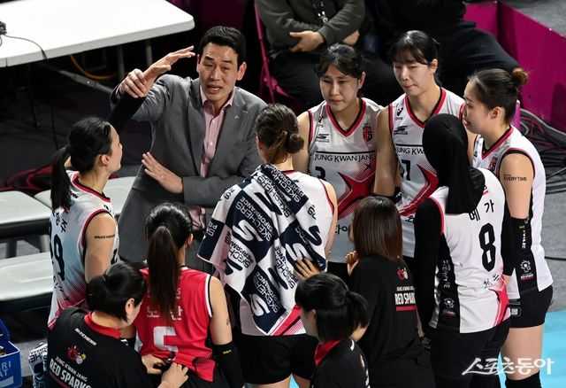 고희진 감독과 정관장 선수들이 2일 인천삼산월드체육관에서 열린 V리그 여자부 챔프 2차전 도중 작전타임을 갖고 경기를 복기하고 있다. 인천｜김민성 기자 marineboy@donga.com