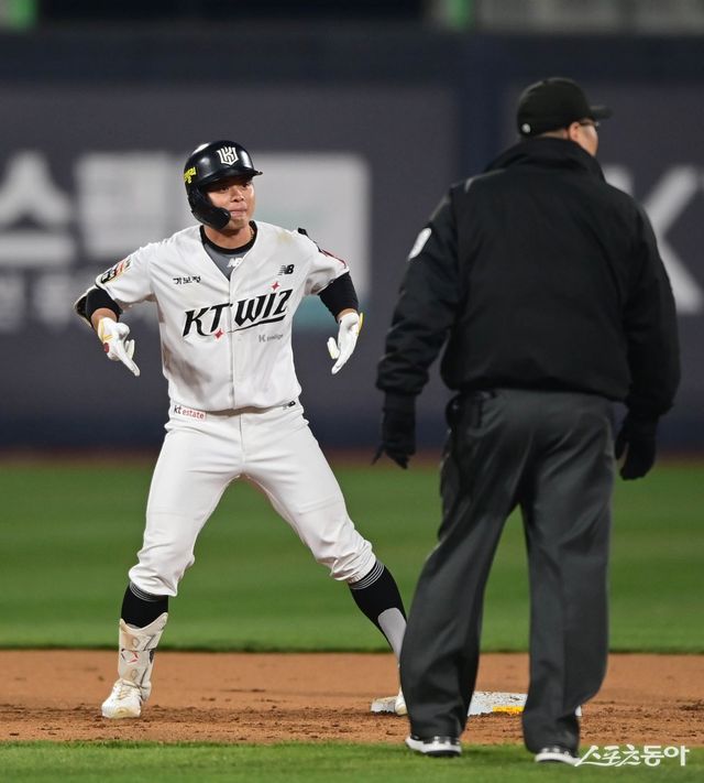 KT 권동진(왼쪽)이 2일 수원 LG전 1회말 2사 2·3루서 2타점 적시 2루타를 친 뒤 덕아웃의 동료들을 향해 세리머니를 하고 있다. 수원｜주현희 기자 teth1147@donga.com