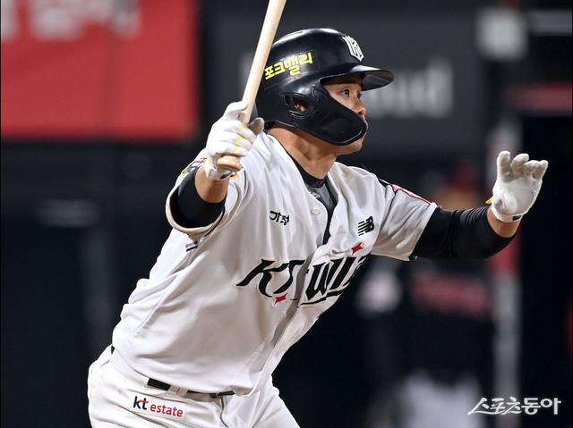 KT 권동진이 3일 수원 LG전 5회말 1사 후 3루타를 치고 있다. 수원｜김종원 기자 won@donga.com