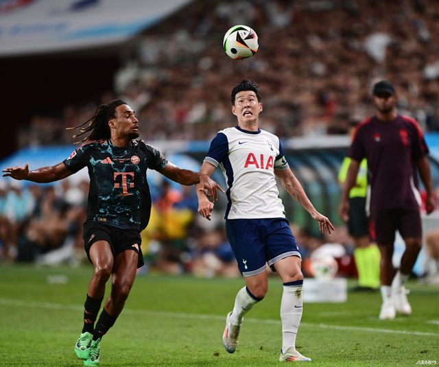 토트넘 손흥민(오른쪽)이 지난해 6월 3일 서울월드컵경기장에서 열린 바이에른 뮌헨과 ‘2024 쿠팡플레이 시리즈’ 2경기에서 상대 수비수와 볼 다툼을 벌이고 있다. 스포츠동아DB
