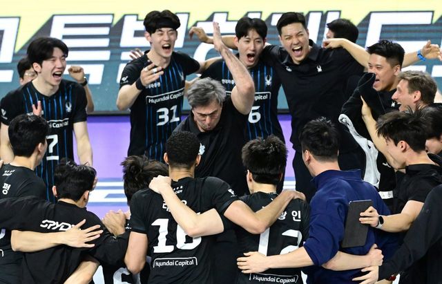 필립 블랑 현대캐피탈 감독(가운데 중앙)이 5일 인천계양체육관에서 열린 V리그 남자부 챔피언 결정 3차전에서 우승을 확정한 뒤 춤을 추며 기뻐하고 있다. 사진제공｜KOVO