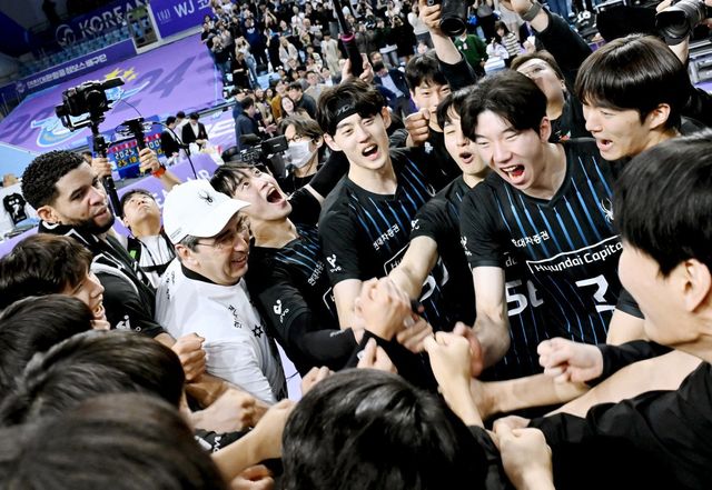 필립 블랑 감독과 허수봉 등 현대캐피탈 선수들이 5일 인천계양체육관에서 열린 V리그 남자부 챔피언 결정 3차전에서 승리하며 트레블을 달성한 뒤 코트에 모여 환호하고 있다. 사진제공｜KOVO