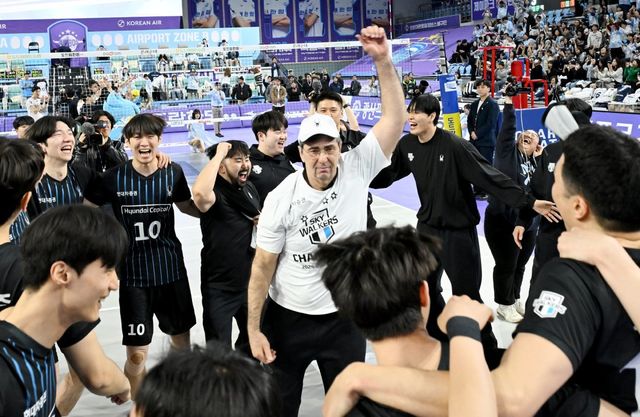 현대캐피탈 선수들이 5일 인천계양체육관에서 벌어진 대한항공과 ‘도드람 2024~2025 V리그’ 남자부 챔프 3차전 원정경기에서 세트스코어 3-1로 이긴 뒤, 창단 첫 트레블을 자축하고 있다. 지난 시즌 종료 후 필립 블랑 감독(가운데)를 선임하며 대대적 쇄신에 돌입한 게 빛을 봤다. 사진제공｜KOVO