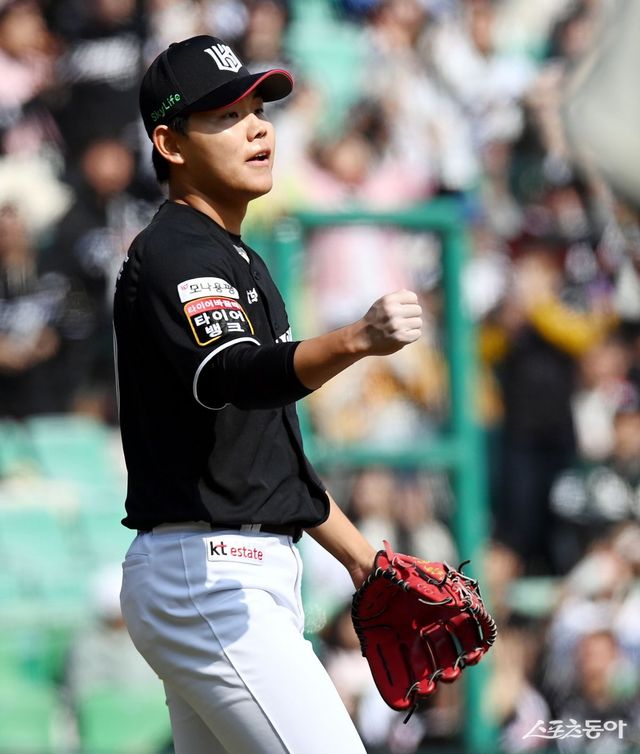 6일 인천 SSG 랜더스필드에서 ‘2025 신한 SOL 뱅크 KBO리그’ SSG 랜더스와 KT 위즈의 경기가 열렸다. 5회말 1사 1, 3루에서 KT 선발 소형준이 병살로 실점 위기를 넘긴 후 환호하고 있다. 인천 ｜ 김민성 기자 marineboy@donga.com