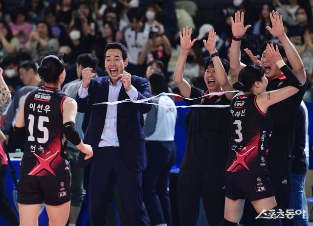 정관장 선수단이 6일 대전충무체육관에서 열린 흥국생명과 ‘도드람 2024-2025 V리그’ 여자부 챔피언결정전 4차전 홈경기에서 세트스코어 3-2로 이긴 뒤 기뻐하고 있다. 2패 뒤, 2연승을 달린 정관장은 8일 인천삼산월드체육관에서 열릴 최종 5차전에서 기적을 쓰려 한다. 대전 ｜ 주현희 기자 teth1147@donga.com