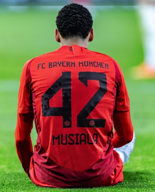 바이에른 뮌헨의 자말 무시알라가 5일(한국시간) 독일 임풀스아레나에서 벌어진 아우크스부르크와 2024~2025시즌 분데스리가 28라운드 원정경기에 선발 출전해 시즌 12호 골을 넣었다. 그러나 후반 9분 왼쪽 허벅지 부상을 입어 사실상 ‘시즌 아웃’ 판정을 받았다. 분데스리가-UCL 석권을 노리는 바이에른 뮌헨엔 큰 악재다. 사진출처｜무시알라 공식 SNS