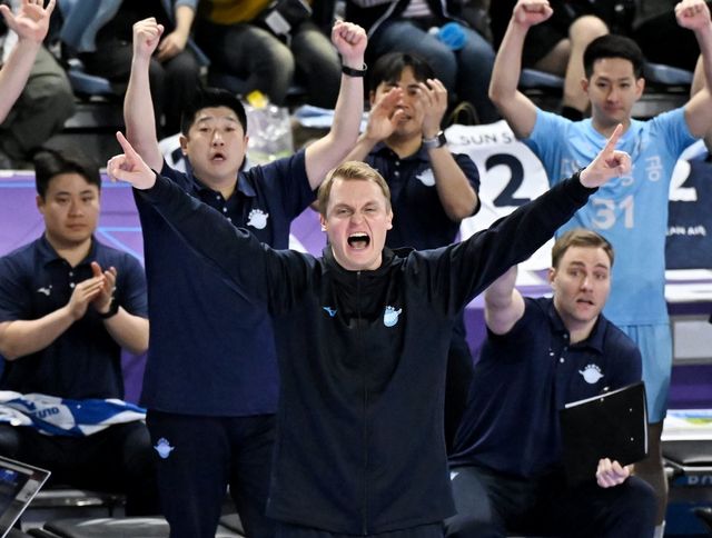 대한항공 토미 틸리카이넨 감독(가운데)이 5일 인천 계양체육관에서 열린 현대캐피탈과 V리그 남자부 챔피언 결정전 3차전 도중 팀이 득점하자 환호하고 있다. 틸리카이넨 감독은 3차전에서 패한 뒤 사의를 표명했다. 사진제공｜KOVO