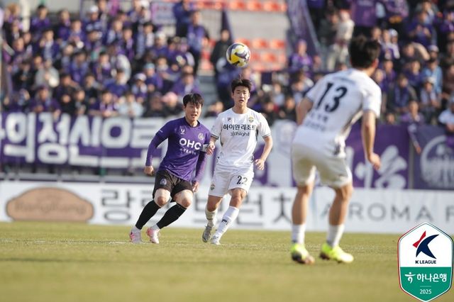 강원 이상헌(가운데)과 안양 이창용(왼쪽)이 6일 안양종합운동장에서 열린 ‘하나은행 K리그1 2025’ 7라운드 도중 공을 다투고 있다. 사진제공｜한국프로축구연맹