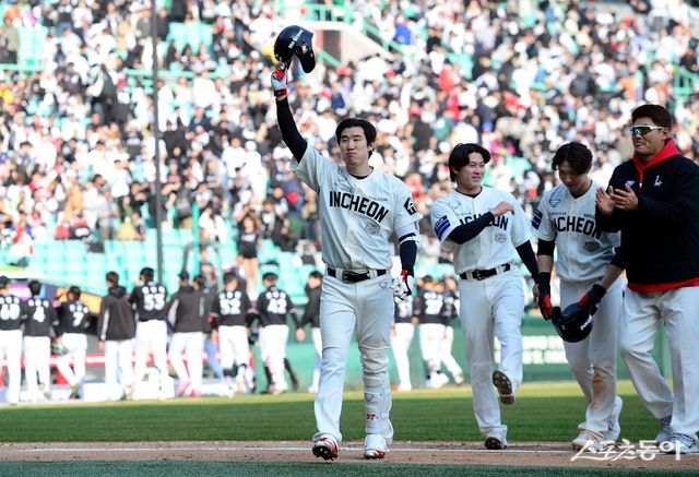 6일 인천 SSG 랜더스필드에서 ‘2025 신한 SOL 뱅크 KBO리그’ SSG 랜더스와 KT 위즈의 경기가 열렸다. 9회말 1사 만루에서 SSG 오태곤이 끝내기 안타를 날리린 후 팬들에게 인사하고 있다. 인천 ｜ 김민성 기자 marineboy@donga.com