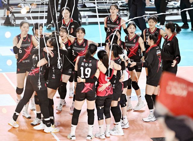 정관장 선수들이 6일 대전충무체육관에서 벌어진 ‘도드람 2024~2025 V리그’ 여자부 챔피언 결정전 4차전 홈경기에서 세트스코어 3-2로 승리한 뒤 기뻐하고 있다. 2연패 뒤 2연승으로 승부를 원점으로 돌렸다. 최종 5차전은 8일 인천삼산월드체육관에서 열린다. 사진제공｜KOVO