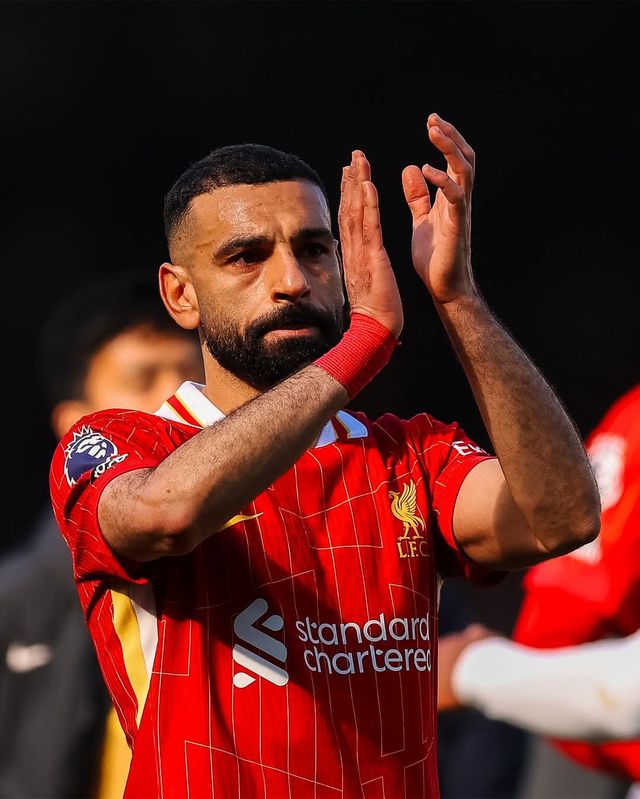 리버풀의 모하메드 살라가 6일 EPL 풀럼 원정경기를 마친 뒤 어두운 표정으로 팬들에게 인사하고 있다. 사진출처 | 리버풀 SNS